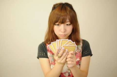 トランプをする女性