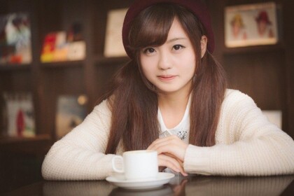 コーヒーを飲む女性