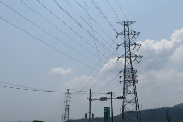 高圧電線 山の中