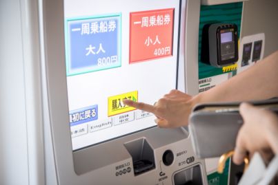 子供切符を買う大人