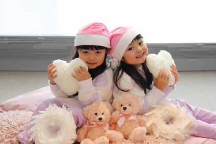 テディーベアをと遊ぶ子供