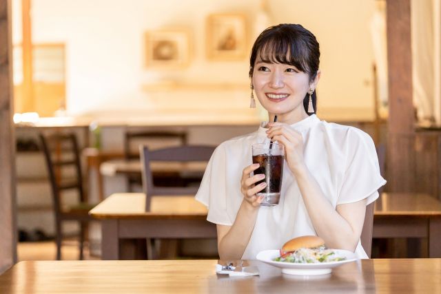 コーラを飲む女性