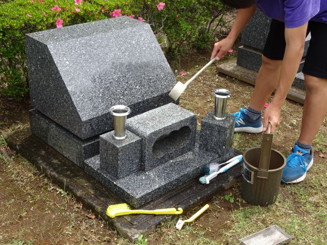 墓石に水をかける