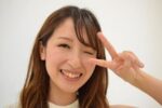 ピースサインを する 女性
