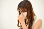 くしゃみ をする 女性
