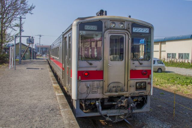 増毛駅に停車中の電車
