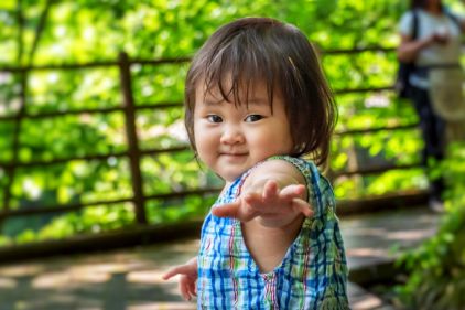 「ファイト一発!」と叫ぶ子供