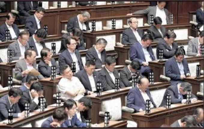 国会審議中に居眠りする大勢の議員たち