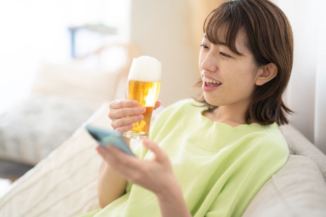ビールを飲む女性