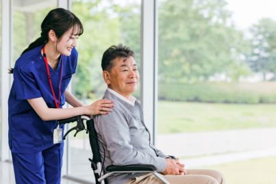 患者にあんまをしてもらう医者
