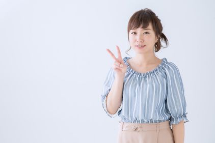 ジャンケンをする女性