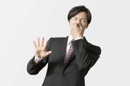 おならに閉口する男性